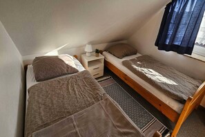 2 bedrooms, iron/ironing board, travel cot