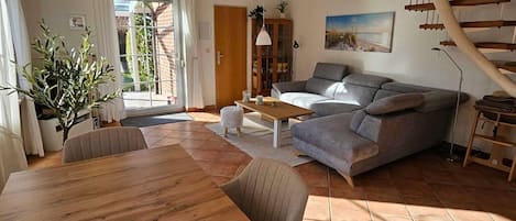 Smart TV, fireplace, stereo
