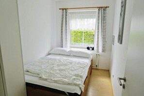 2 bedrooms, travel crib, free WiFi