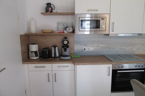 Kühlschrank, Mikrowelle, Ofen, Herdplatte