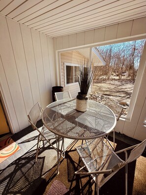 Outdoor dining - Cozy Serene Cabin by Lake MI&Dunes Private Hot Tub (Sawyer)