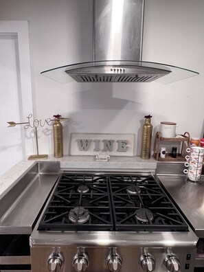 Cafetera y tetera, refrigerador, microondas y horno 