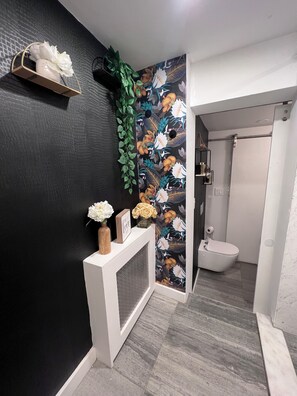 Chuveiro, secador de cabelo, toalhas de banho, sabonete