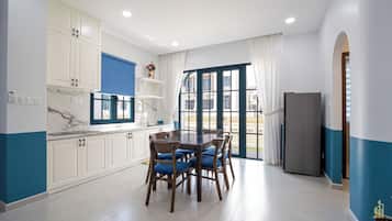 Refrigerador, microondas, placa de cocina, utensilios de cocina