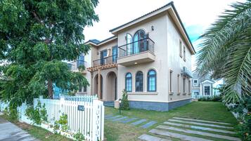 Vista frontal de la propiedad