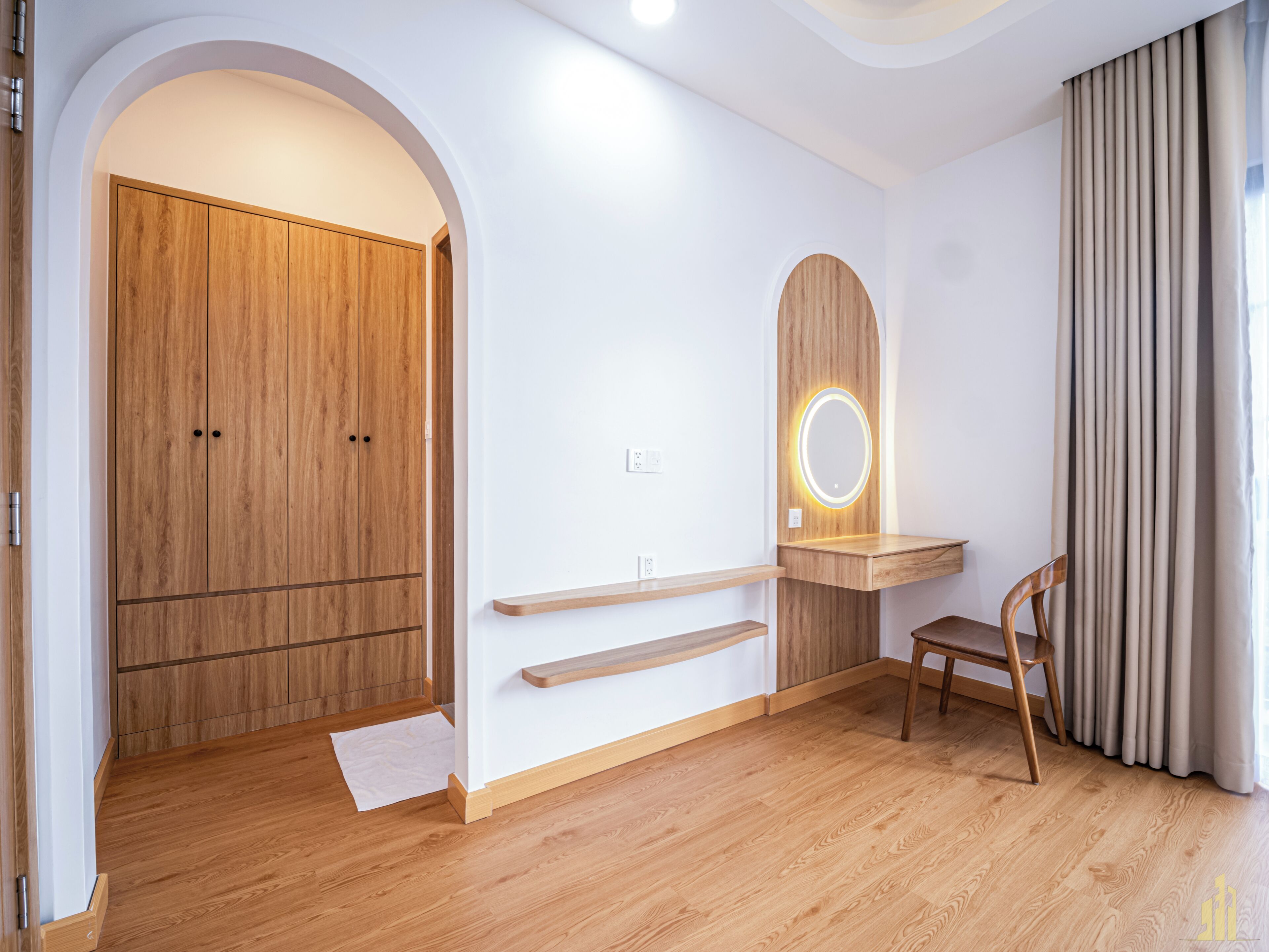 Une salle de bain moderne avec des meubles en bois, un meuble-lavabo avec un miroir et une chaise en bois.