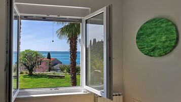 Classic Apartment, 1 Bedroom, Sea View | 1 bedroom, soundproofing, free WiFi