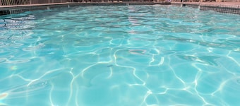 Park Pointe B302- Community Pool and Hot Tub!