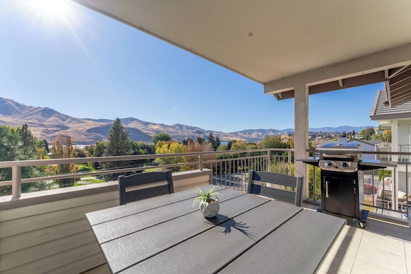Outdoor dining - Park Pointe B302- Community Pool and Hot Tub! (Chelan)