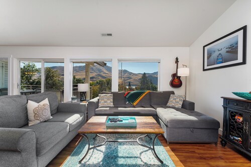 Park Pointe B302- Community Pool and Hot Tub!