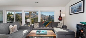 Park Pointe B302- Community Pool and Hot Tub!