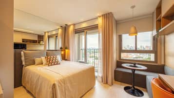 Apartamento luxo, vista para a cidade | 1 quarto, espaço de trabalho para notebook, Wi-Fi de cortesia