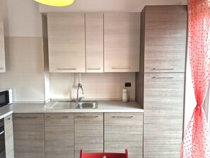 Réfrigérateur, micro-ondes, four, lave-vaisselle