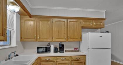 Blissful, Cozy, Cute, 3-Bedroom Spacious House, Sleeps 8