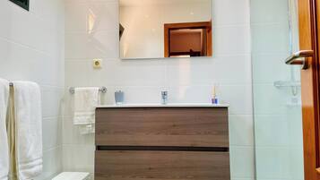 Chuveiro/banheira combinados, banheira de imersão, secador de cabelo