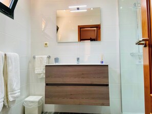 Ducha y bañera combinadas, bañera profunda, secador de pelo y toallas