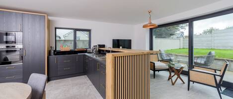 Jääkaappi, mikroaaltouuni, uuni, astianpesukone