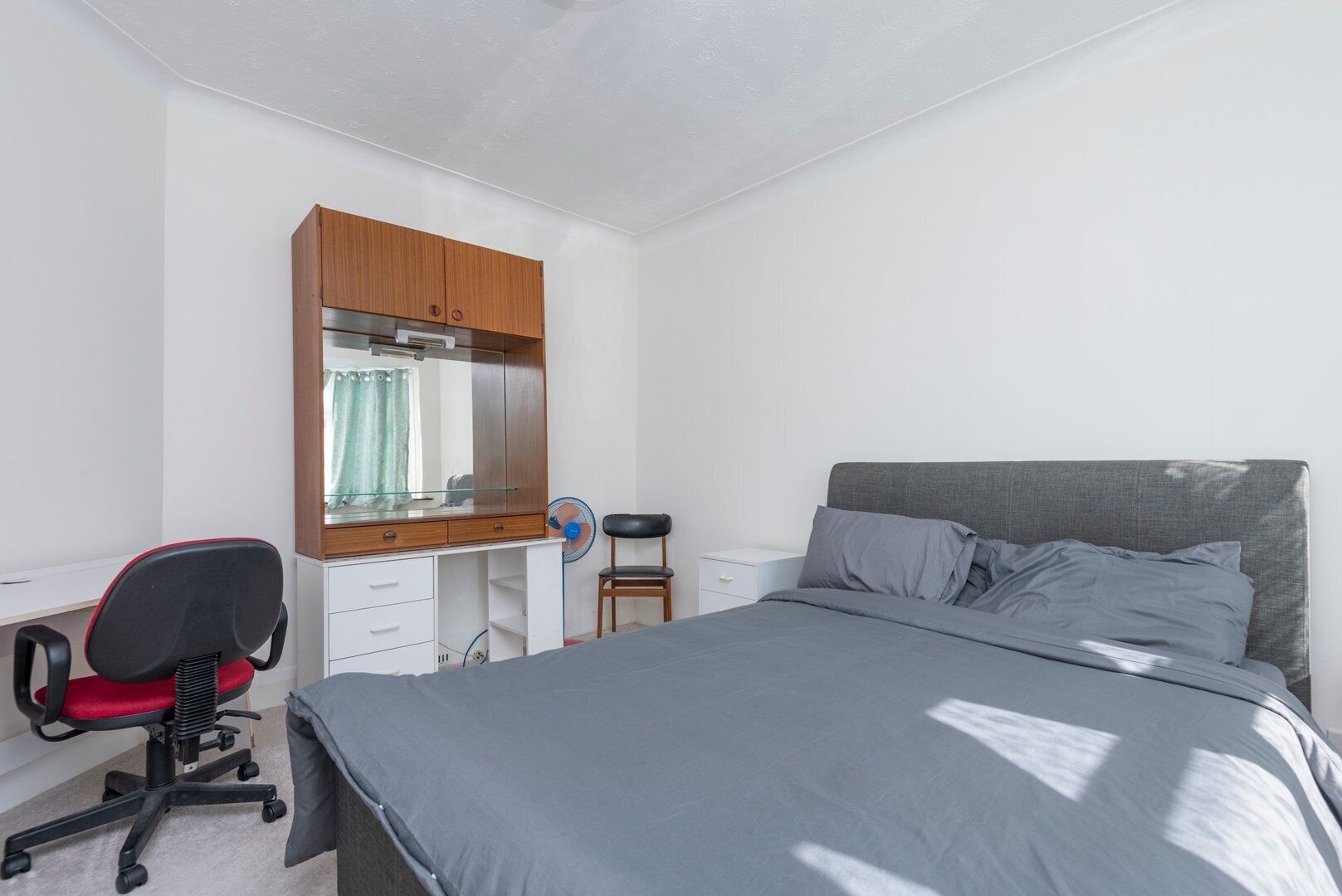 2 bedrooms, desk, iron/ironing board, Internet