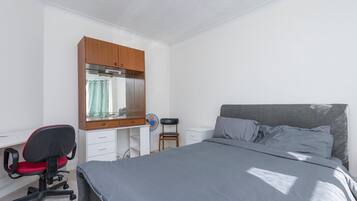 2 bedrooms, desk, iron/ironing board, Internet