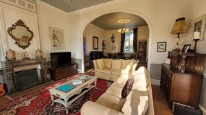 Smart TV, fireplace, DVD player, ping pong - Elegant 4-bedroom Manor house in enchanting Épargnes, Charente Maritime. (Épargnes)