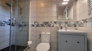 Dusche, Haartrockner, Bidet, Handtücher