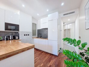 Kylskåp, mikrovågsugn, ugn och diskmaskin