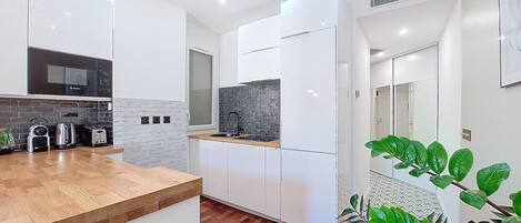 Kühlschrank, Mikrowelle, Ofen, Geschirrspüler