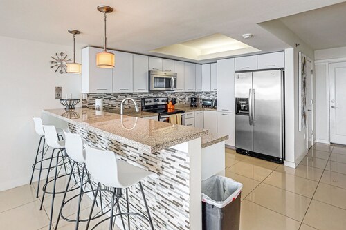 Modern 3-bedroom beach condo with gulf view - central AC