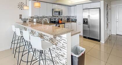 Modern 3-bedroom beach condo with gulf view - central AC