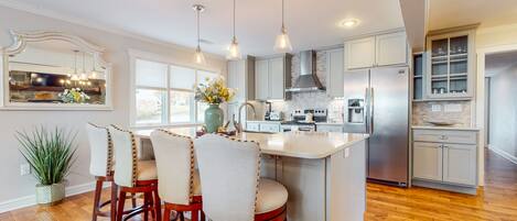 Réfrigérateur, four à micro-ondes, un four, surface de cuisson