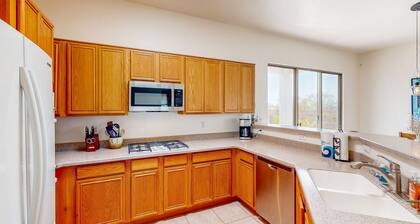 Desert home with enclosed yard, patio and lawn area - dog friendly