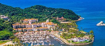 Experience Coastal Bliss in Isla Navidad - Stunning Waterviews