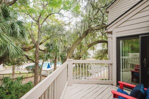 Terrace/patio - Darling Sea Pines Condo, 2 Bdrm/2Ba w/Bikes! Pool & Lagoon View, Pets welcome! (Hilton Head Island)