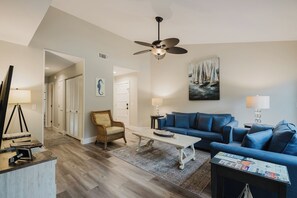 Living area - Darling Sea Pines Condo, 2 Bdrm/2Ba w/Bikes! Pool & Lagoon View, Pets welcome! (Hilton Head Island)