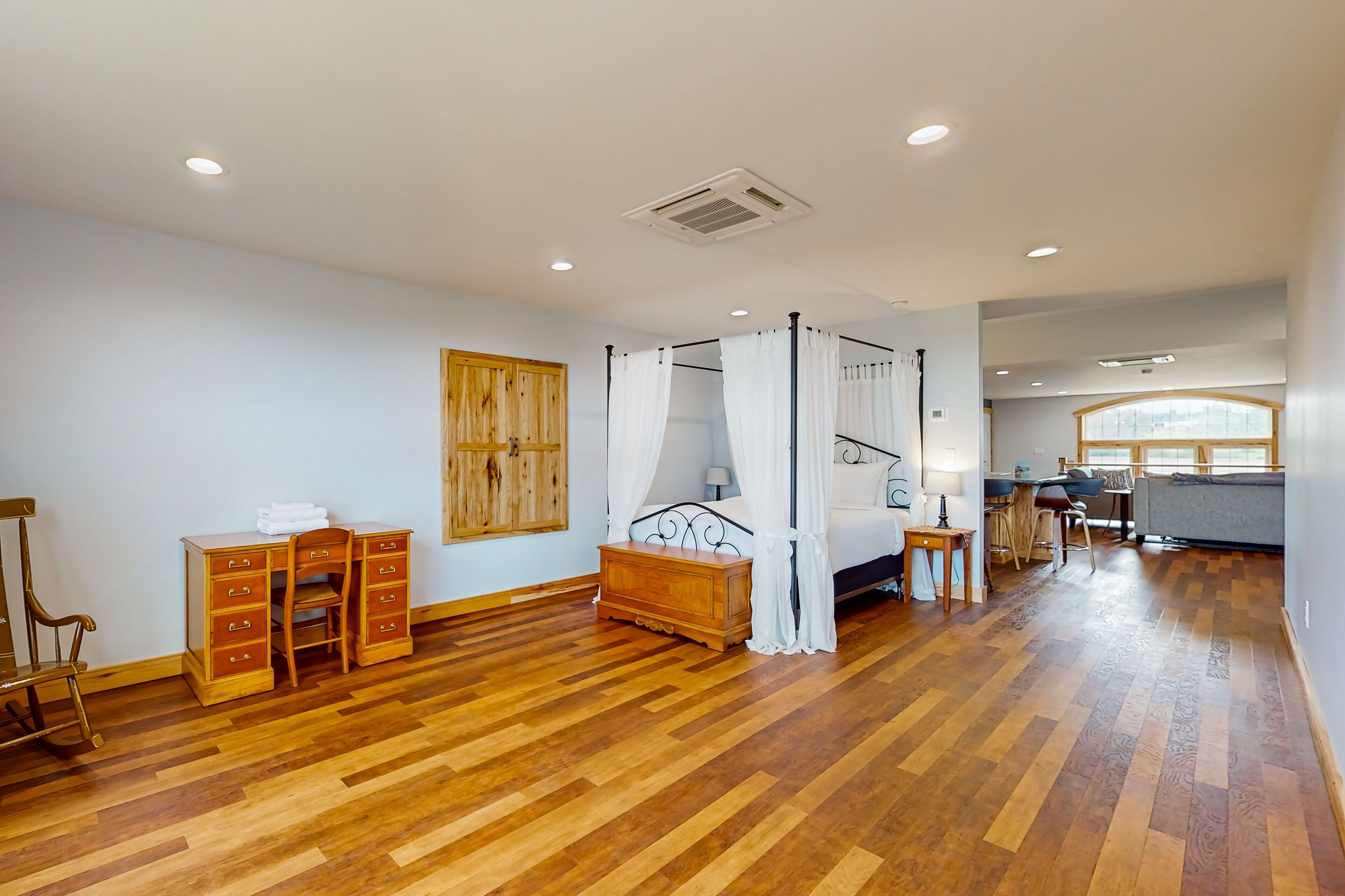 1 bedroom, desk, iron/ironing board, Internet