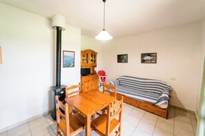 Superior-Apartment, Terrasse, Parkblick | Wohnbereich | 32-Zoll-Flachbildfernseher mit Kabelempfang, Tischtennisplatte, Bücher