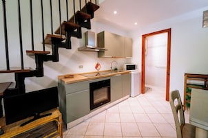 Refrigerador con freezer, microondas, horno, placa de cocina