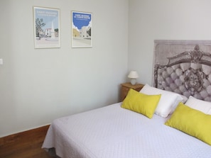 3 habitaciones, tabla de planchar con plancha y cuna de viaje 