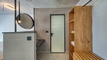 Deluxe-Suite, Bergblick | Badezimmer | Haartrockner, Hausschuhe, Handtücher, Seife