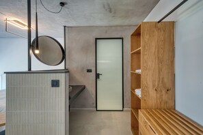 Deluxe Suite, Mountain View | Bilik Mandi | Pengering rambut, selipar, tuala disediakan, sabun 