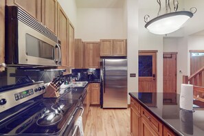 Frigorifero, microonde, forno, piano cottura