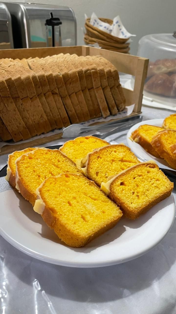 Uma fatia de pão numa travessa.