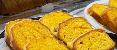 Una hogaza de pan sobre un plato, con rebanadas cortadas.