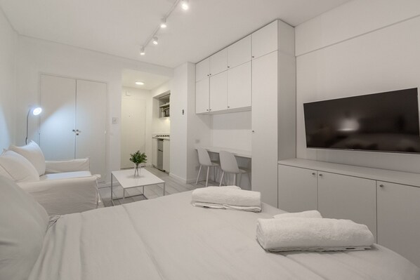 Iron/ironing board, internet, bed sheets