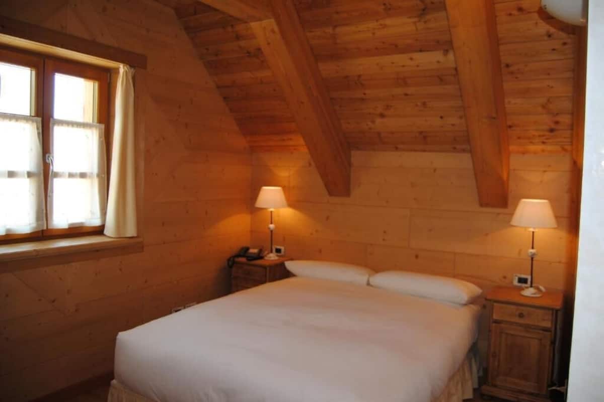 Standaard vierpersoonskamer | Een kluis op de kamer, een bureau, gratis wifi