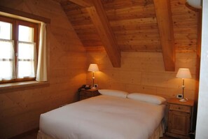 Standard Quadruple Room | In-room safe, desk, free WiFi - Baita Goles (Sutrio)