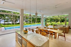 Unclassified image, 5 of 57, button