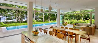 Sea Wing Oceanfront Paradise:4-Bedroom Villa with Expansive Pool in Santa Teresa
