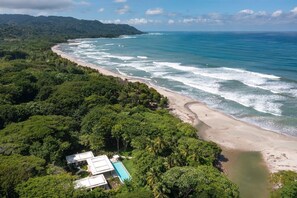 On the beach - Oceanfront Paradise:4-Bedroom Villa with Expansive Pool in Santa Teresa Sea Wing (Puntarenas Province)