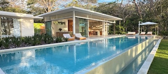 Sea Wing Oceanfront Paradise:4-Bedroom Villa with Expansive Pool in Santa Teresa